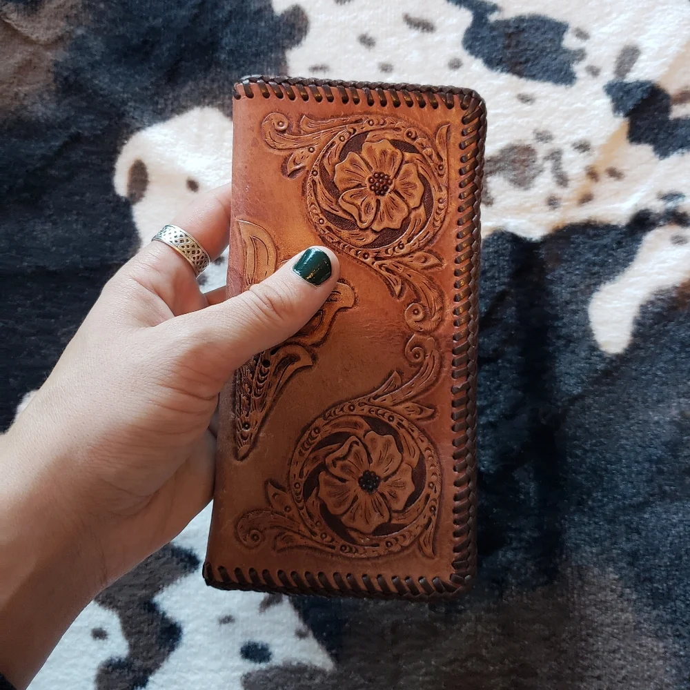Womans Tooled Leather Wallet - Picture 5 of 6